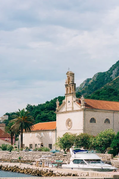 Prcanj, Montenegro Залив Котор. Церковь Рождества Христова — стоковое фото