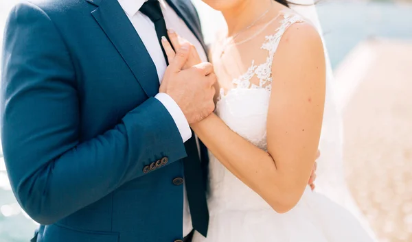 Gli sposi si tengono per mano. Un paio che si tengono per mano. Matrimonio a Monte — Foto Stock