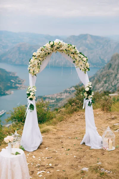 Um casamento nas montanhas. Arco de casamento para a cerimônia no — Fotografia de Stock