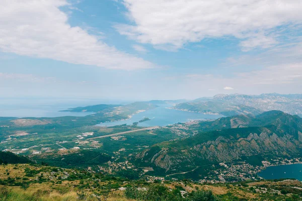 Pohled na horu Lovcen Tivat. Letiště Tivat. Lustica Penins — Stock fotografie