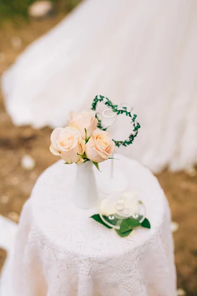 Una mesa para una ceremonia de boda. Decoraciones de boda. Boda en — Foto de Stock