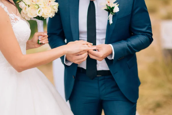Наречений одягає перстень на палець нареченої на весіллі — стокове фото