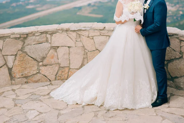 A vőlegény átfogja a menyasszony a hegyekben. Esküvői Monten — Stock Fotó