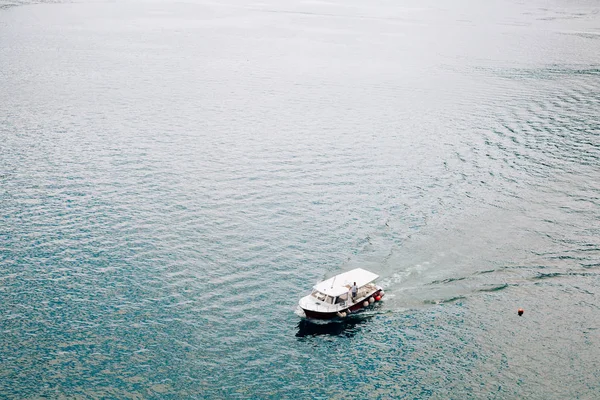 Turistická loď na moři. Bay of Kotor — Stock fotografie