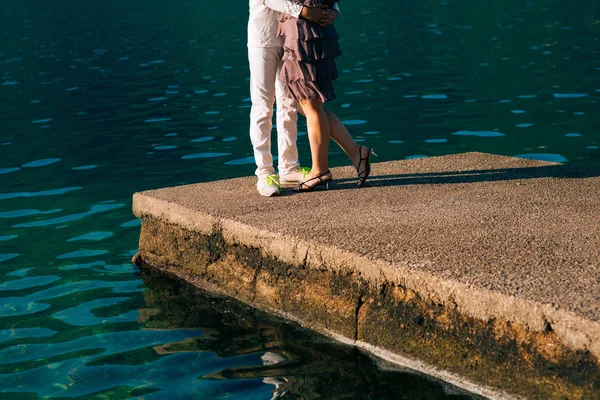 Newlyweds on the quay. Legs close-up — Stock Photo, Image