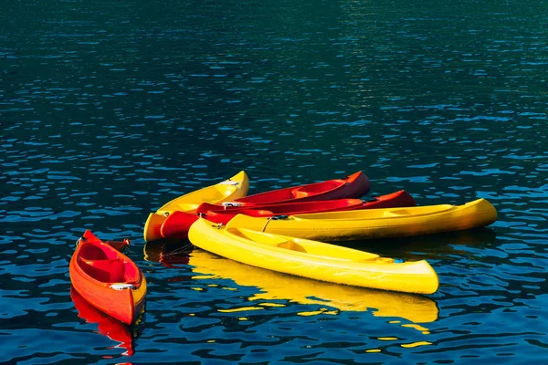 Kayaks moored in the water. Empty kayaks without people. In the — Stock Photo, Image