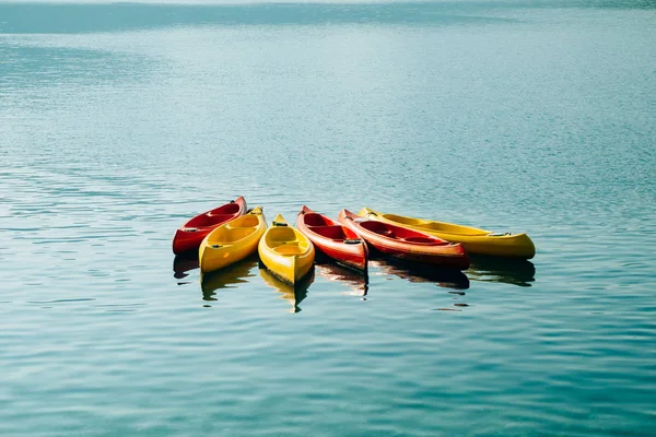 Kayaks amarrados en el agua. Kayaks vacíos sin gente. En el — Foto de Stock