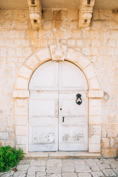 Viejas puertas blancas. Textura madera — Foto de Stock
