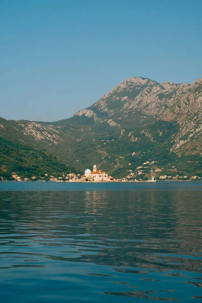 Den ön av Gospa od Skrpjela, Kotor Bay, Montenegro. — Stockfoto