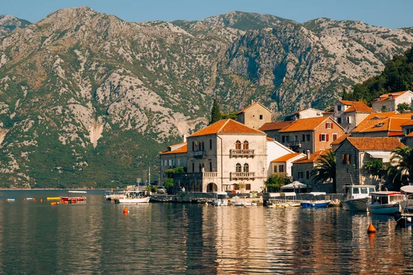 Eski şehir, Perast Kotor Koyu'ndaki, Karadağ kıyısında. İnci