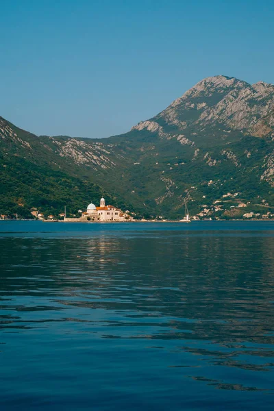 A ilha de Gospa od Skrpjela, Kotor Bay, Montenegro . — Fotografia de Stock