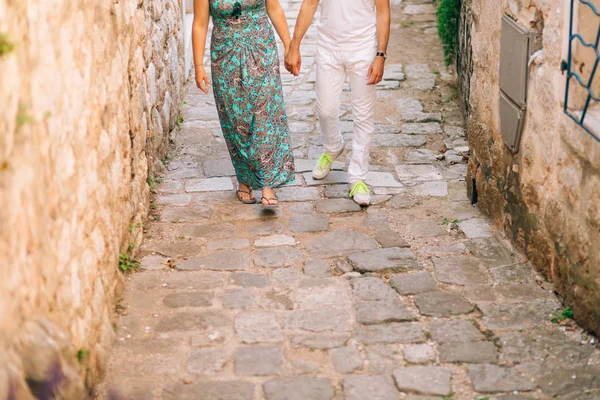 Pareja cogida de la mano en la ciudad vieja. Una pareja de recién casados en —  Fotos de Stock