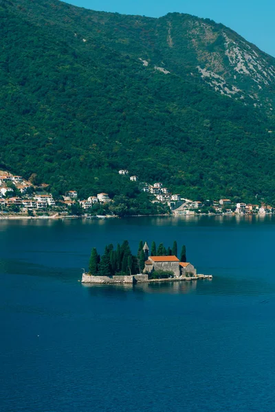 L'isola di Gospa od Skrpjela, Kotor Bay, Montenegro . — Foto Stock