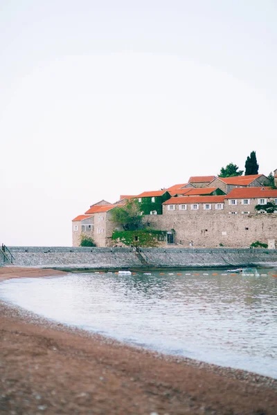 Isla de Sveti Stefan, primer plano de la isla por la tarde . — Foto de Stock