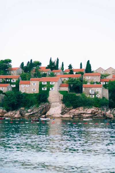 Isla de Sveti Stefan, primer plano de la isla por la tarde . — Foto de Stock