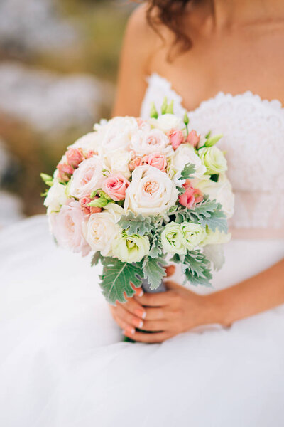 Свадебный свадебный букет Lisianthus и Cineraria серебра в
