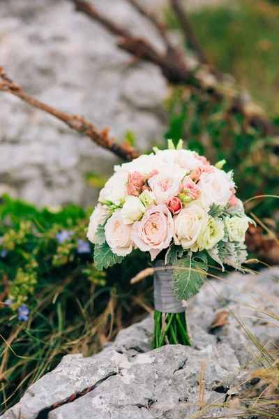 Ramo de novia de boda de Lisianthus y Cineraria plata en el — Foto de Stock