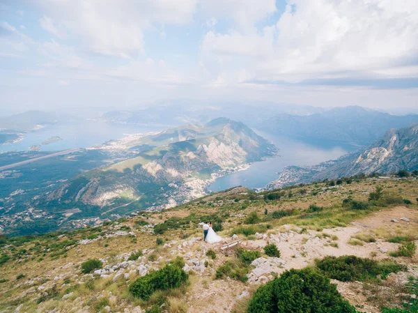 Mariés debout sur le mont Lovcen et admirer la vue sur le B — Photo