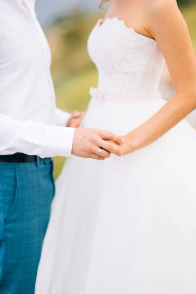 Nygifta håller händer. Par hålla händer. Bröllop i Monte — Stockfoto