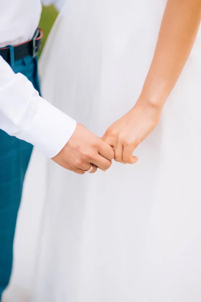 Los recién casados se toman de la mano. Pareja cogida de la mano. Boda en Monte — Foto de Stock