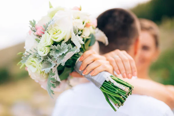 婚礼新娘捧花的桔梗、 瓜叶菊银 — 图库照片