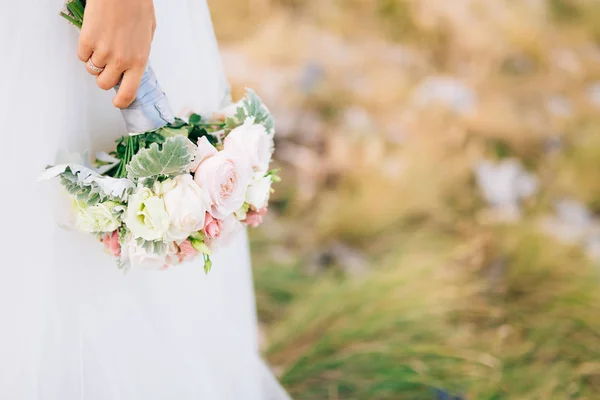 Ramo de novia de boda de Lisianthus y Cineraria plata en el — Foto de Stock