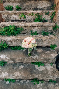 Gelin buketi Lisianthus ve Cineraria gümüş bir s üzerinde düğün