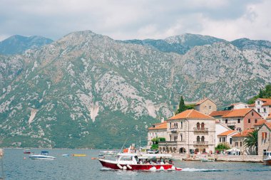 Eski şehir, Perast Kotor Koyu'ndaki, Karadağ kıyısında. İnci