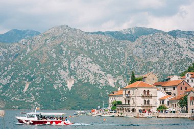 Eski şehir, Perast Kotor Koyu'ndaki, Karadağ kıyısında. İnci