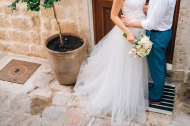 Damat gelini eski şehir kucaklar. Montene düğün