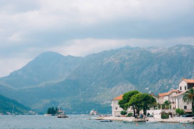 Eski şehir, Perast Kotor Koyu'ndaki, Karadağ kıyısında. İnci