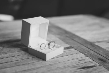 Mavi bir kutu içinde bir ışık ahşap doku düğün halkalar. Düğün j