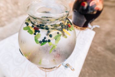 Limonata bir cam kavanozun içindeki. Şişeler için içki döktüm. Limonata