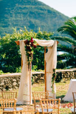 Sahilde düğün Arch. Ahşap arch düğün töreni için