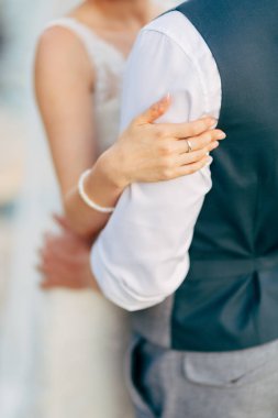 Yeni evli olan eller