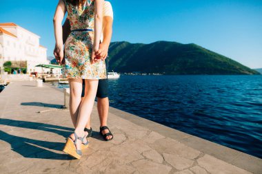 İskele üzerinde yeni evliler. Bacaklar yakın çekim