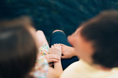 Yeni evliler, denizin üzerinde ellerini tutun. Elele çift. Ben düğün