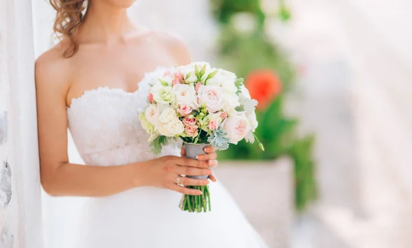 Matrimonio bouquet da sposa di Lisianthus e Cineraria argento nel — Foto Stock
