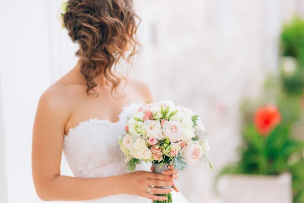 Matrimonio bouquet da sposa di Lisianthus e Cineraria argento nel — Foto Stock