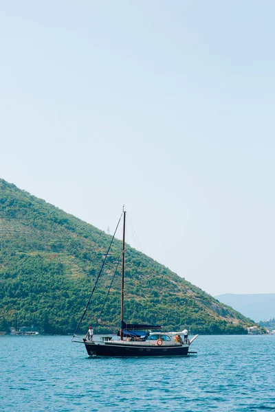 Ahşap yelkenli gemi. Karadağ, Kotor Körfezi — Stok fotoğraf