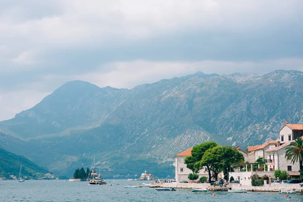 A cidade velha de Perast, na costa de Kotor Bay, Montenegro. Th... — Fotografia de Stock