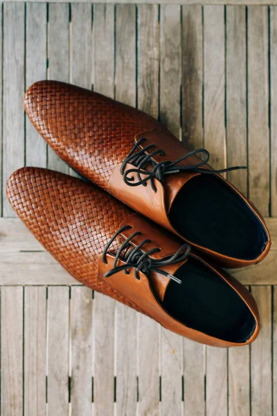 Człowiek brązowy buty z koronki na podłoże drewniane — Zdjęcie stockowe