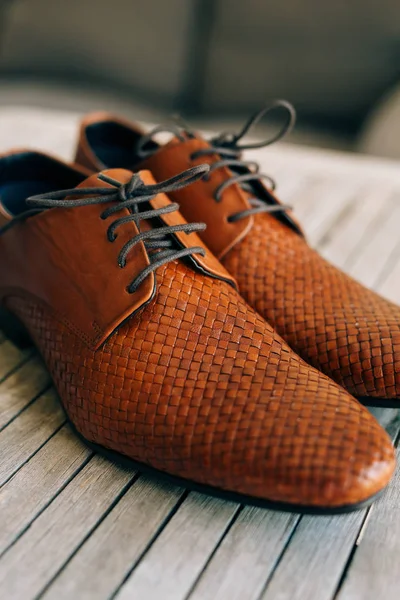 Zapatos hombre marrón con cordones sobre fondo de madera — Foto de Stock