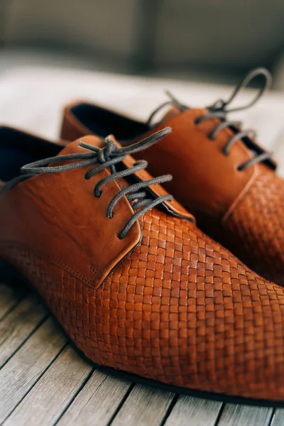 Zapatos hombre marrón con cordones sobre fondo de madera — Foto de Stock