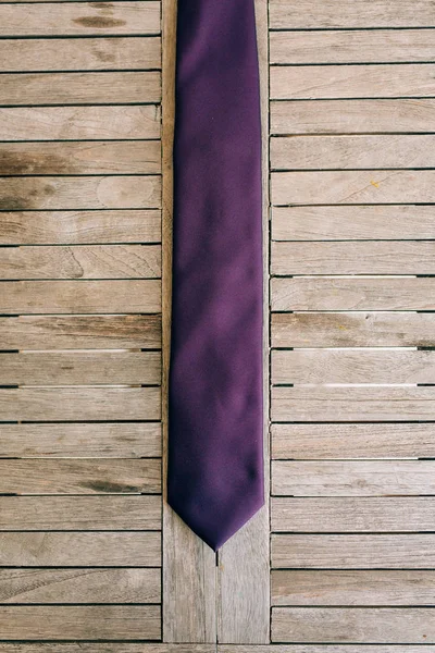 Lila nyakkendő a fából készült háttér — Stock Fotó
