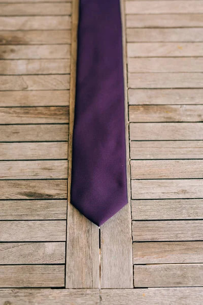 Corbata púrpura sobre fondo de madera — Foto de Stock
