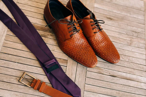 Brown mans buty z koronki na podłoże drewniane i brązowy — Zdjęcie stockowe