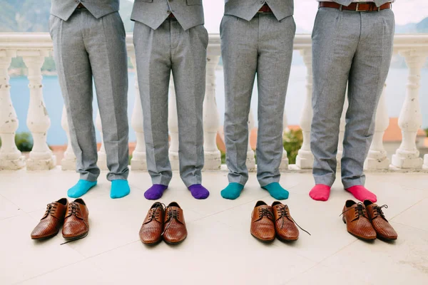 在五颜六色的袜子的男人。有趣的婚礼照片。在 Monteneg 中的婚礼 — 图库照片