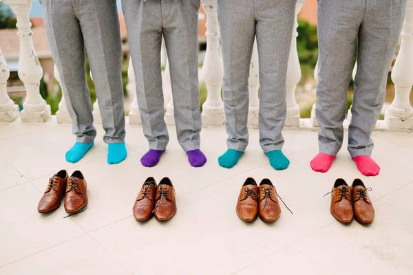 Pria dengan kaus kaki berwarna-warni. Foto pernikahan yang lucu. Pernikahan di Montenegro — Stok Foto