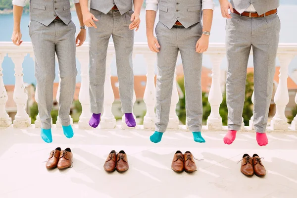 Pria dengan kaus kaki berwarna-warni. Foto pernikahan yang lucu. Pernikahan di Montenegro — Stok Foto